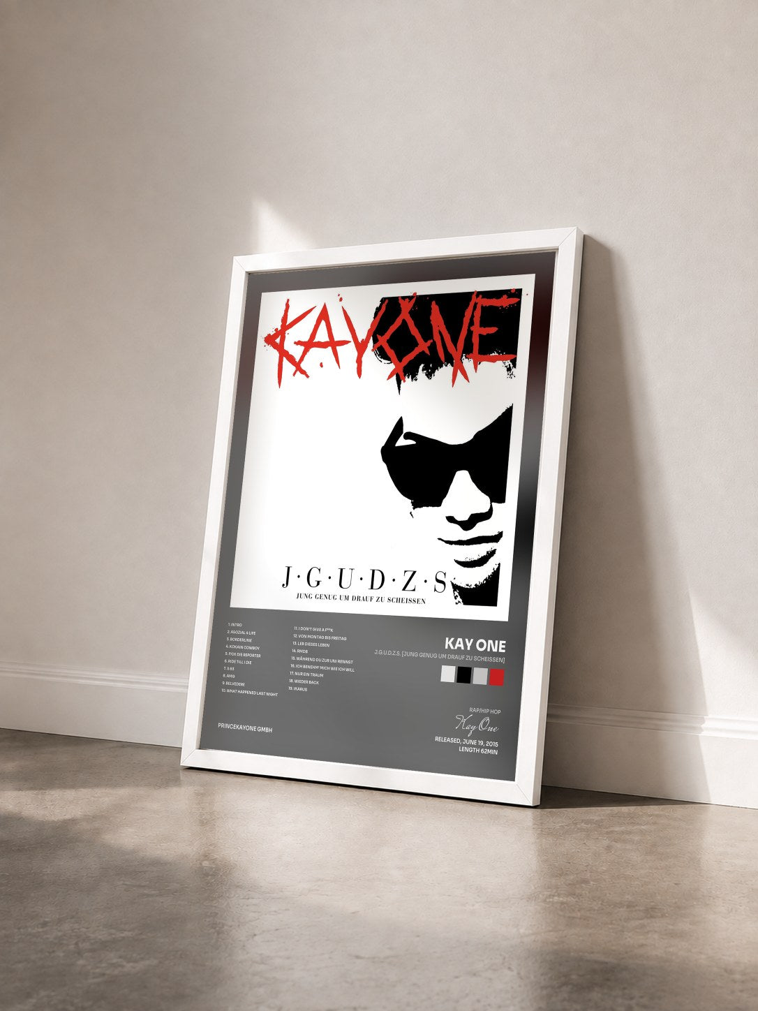 #blanc Tableau de l'album J.G.U.D.Z.S. [Jung genug um drauf zu scheissen] de Kay One vu de trois quarts, cadre blanc