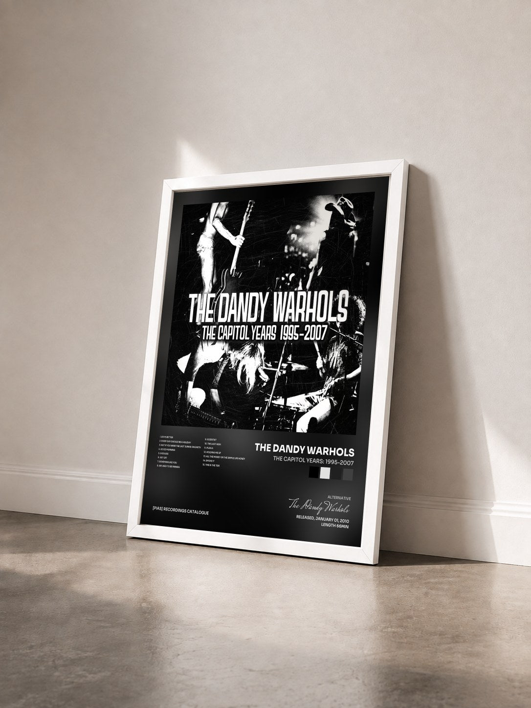 #blanc Tableau de l'album The Capitol Years: 1995-2007 de The Dandy Warhols vu de trois quarts, cadre blanc