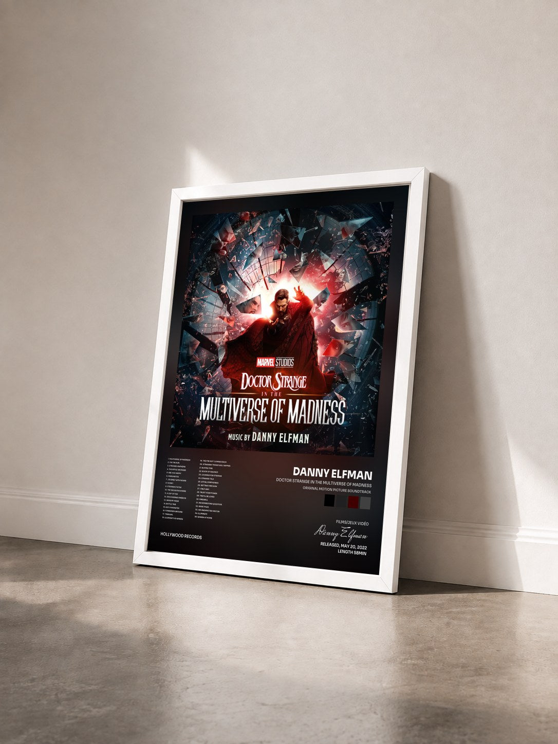 #blanc Tableau de l'album Doctor Strange in the Multiverse of Madness (Original Motion Picture Soundtrack) de Danny Elfman vu de trois quarts, cadre blanc