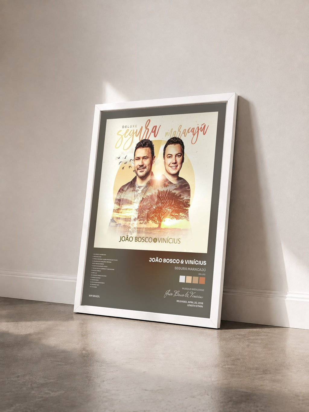#blanc Tableau de l'album Segura Maracajú (Deluxe) de João Bosco & Vinícius vu de trois quarts, cadre blanc