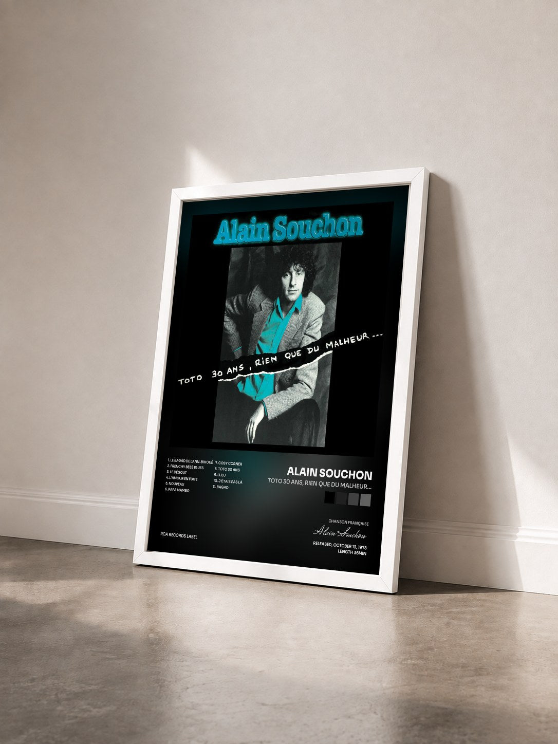 #blanc Toto 30 Ans, Rien Que Du Malheur... von Alain Souchon als gerahmter Kunstdruck von schräg gesehen, weißer Rahmen