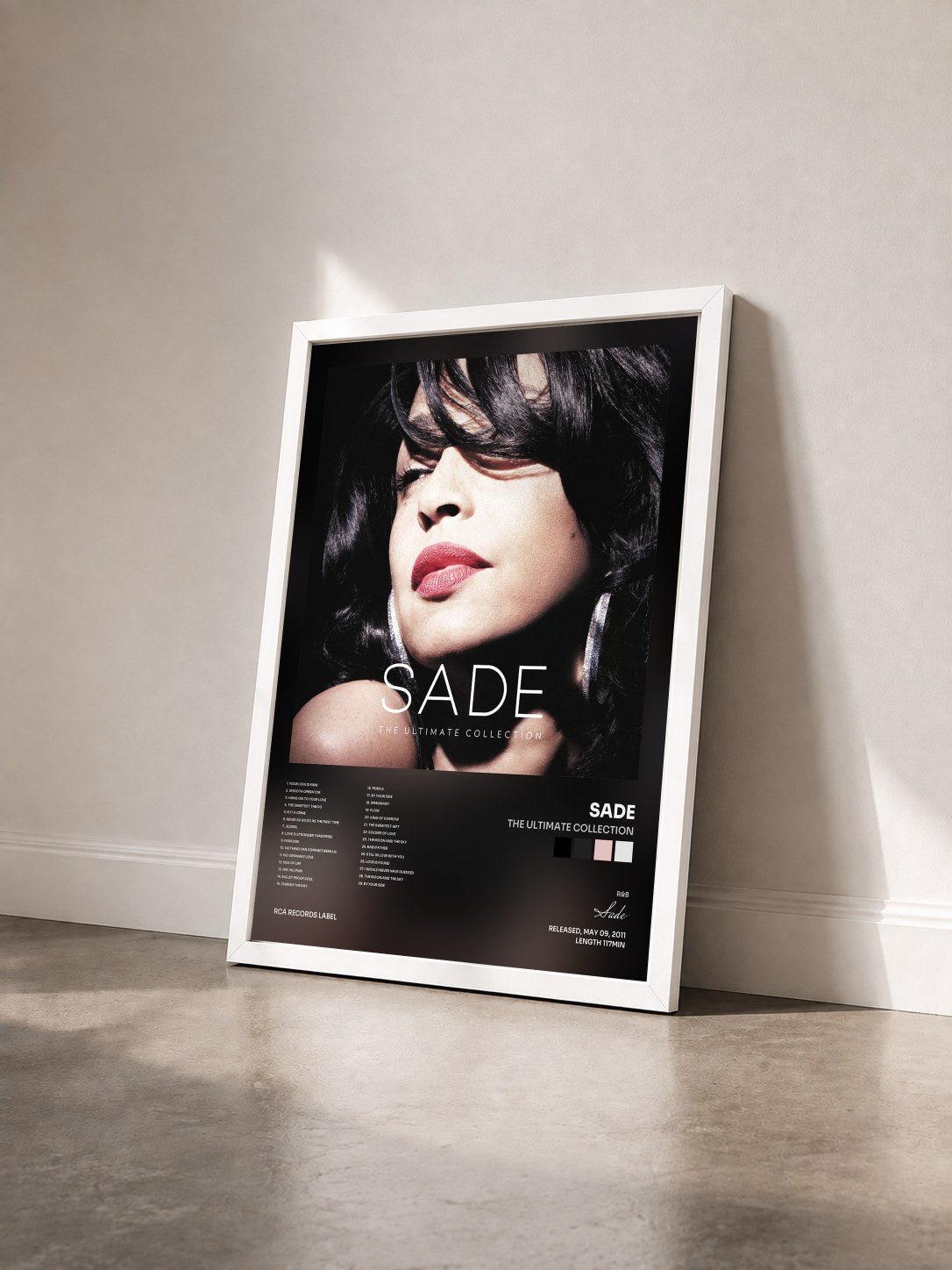 #blanc Tableau de l'album The Ultimate Collection de Sade vu de trois quarts, cadre blanc