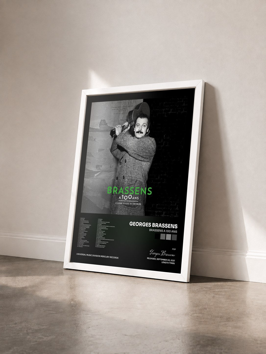 #blanc Tableau de l'album Brassens a 100 ans de Georges Brassens vu de trois quarts, cadre blanc