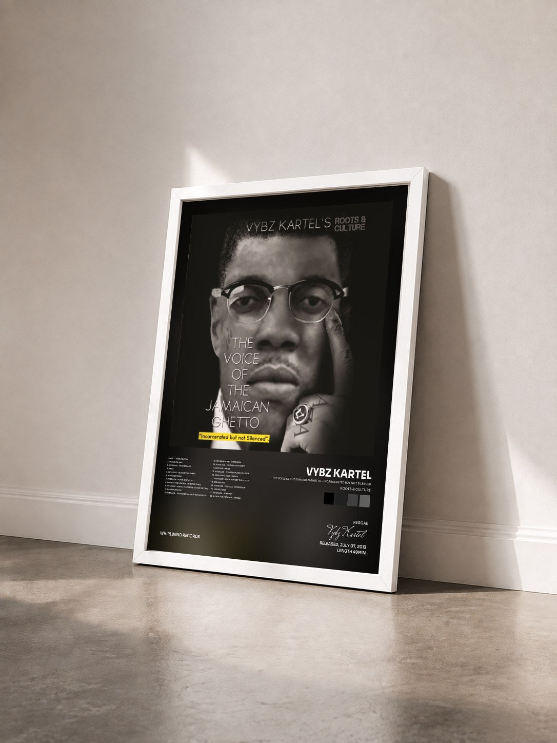 #blanc Tableau de l'album The Voice of the Jamaican Ghetto - Incarcerated But Not Silenced (Roots & Culture) de Vybz Kartel vu de trois quarts, cadre blanc
