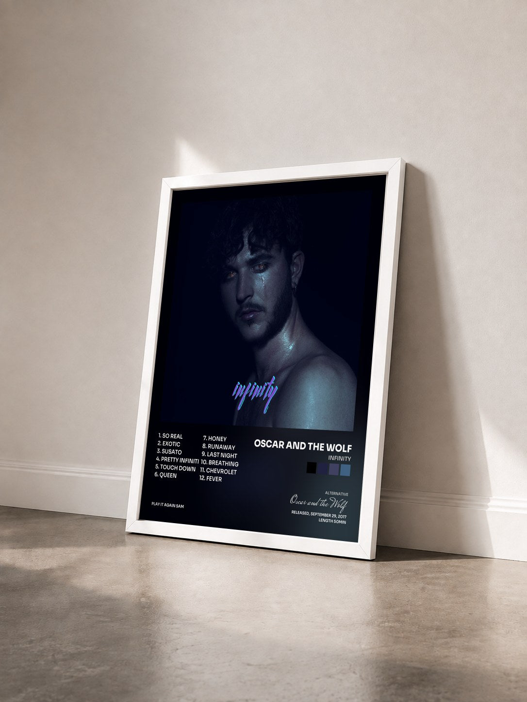 #blanc Tableau de l'album Infinity de Oscar and the Wolf vu de trois quarts, cadre blanc