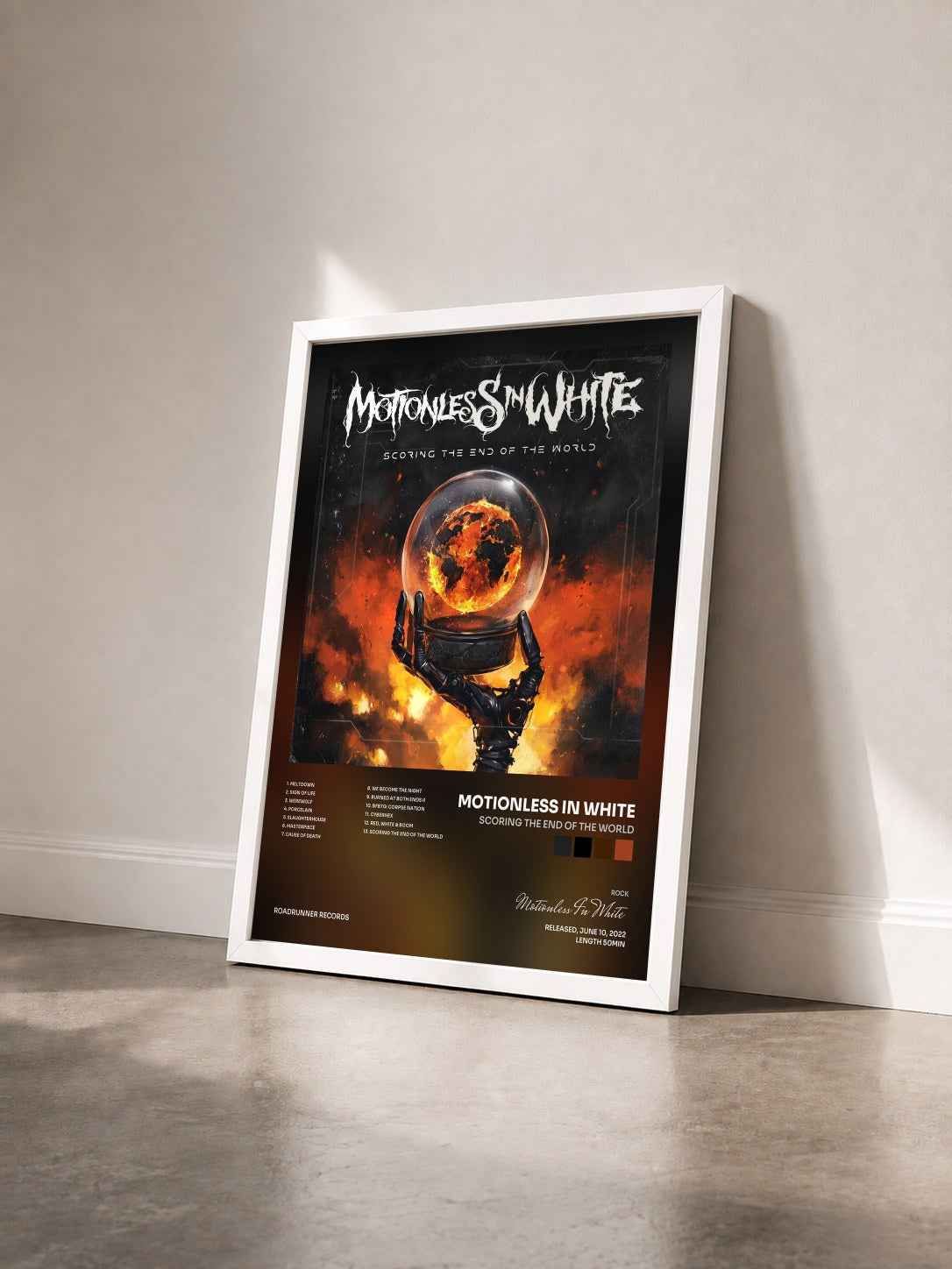 #blanc Tableau de l'album Scoring The End Of The World de Motionless In White vu de trois quarts, cadre blanc
