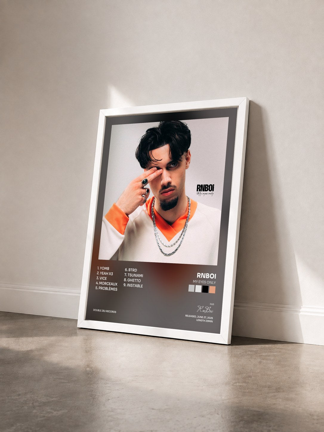 #blanc Tableau de l'album My Eyes Only de RnBoi vu de trois quarts, cadre blanc