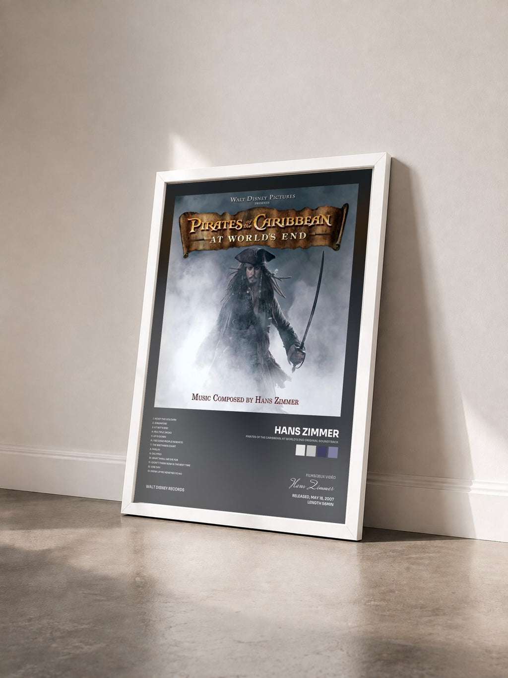 #blanc Pirates Of The Caribbean: At World's End Original Soundtrack von Hans Zimmer als gerahmter Kunstdruck von schräg gesehen, weißer Rahmen