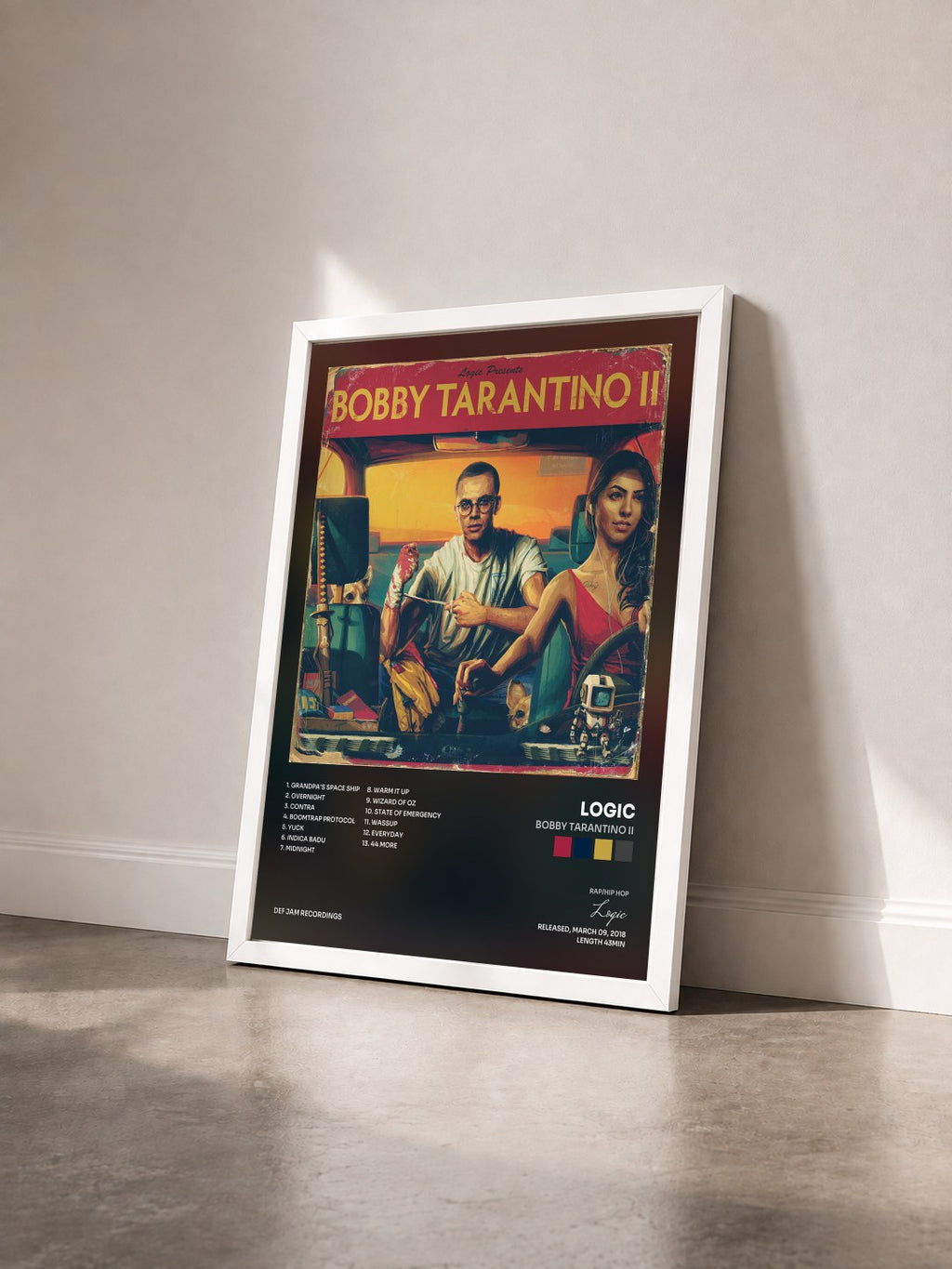 #blanc Bobby Tarantino II de Logic en lámina enmarcada vista de tres cuartos, marco blanco