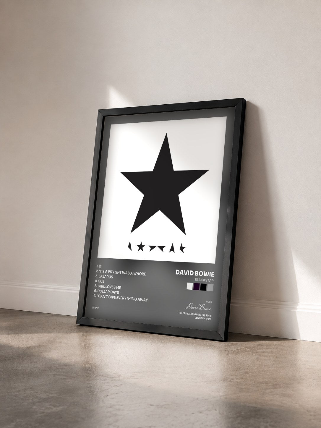 #noir Tableau de l'album Blackstar de David Bowie vu de trois quarts, cadre noir