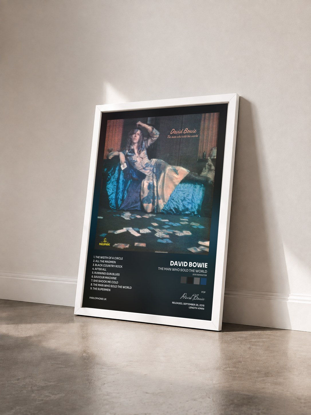 #blanc Tableau de l'album The Man Who Sold the World (2015 Remaster) de David Bowie vu de trois quarts, cadre blanc
