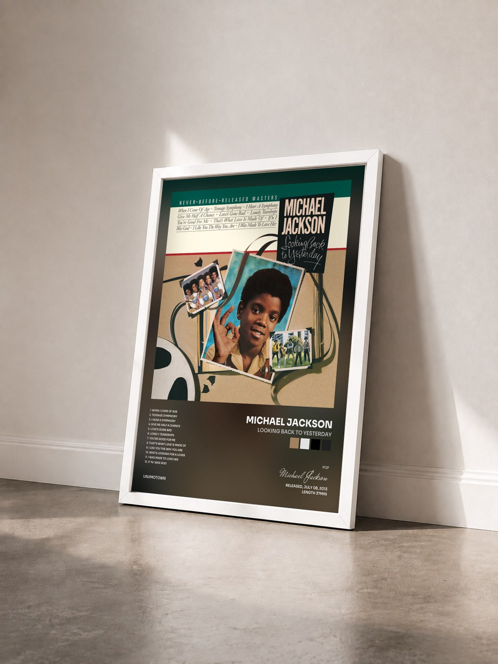 #blanc Tableau de l'album Looking Back To Yesterday de Michael Jackson vu de trois quarts, cadre blanc