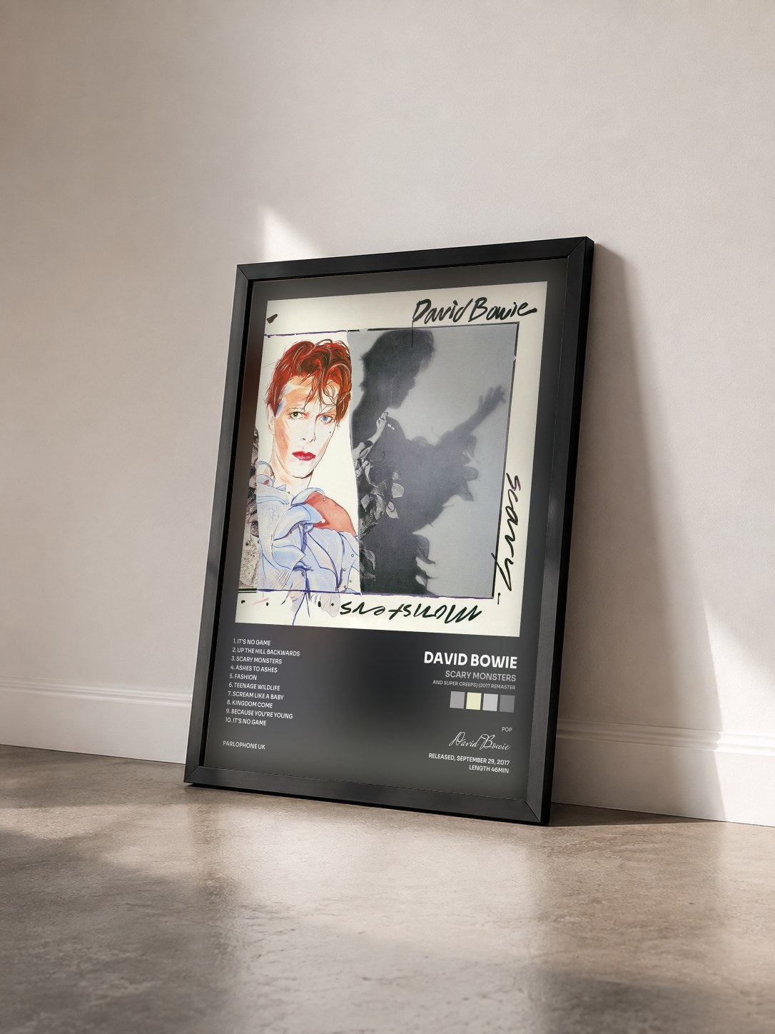#noir Tableau de l'album Scary Monsters (And Super Creeps) (2017 Remaster) de David Bowie vu de trois quarts, cadre noir