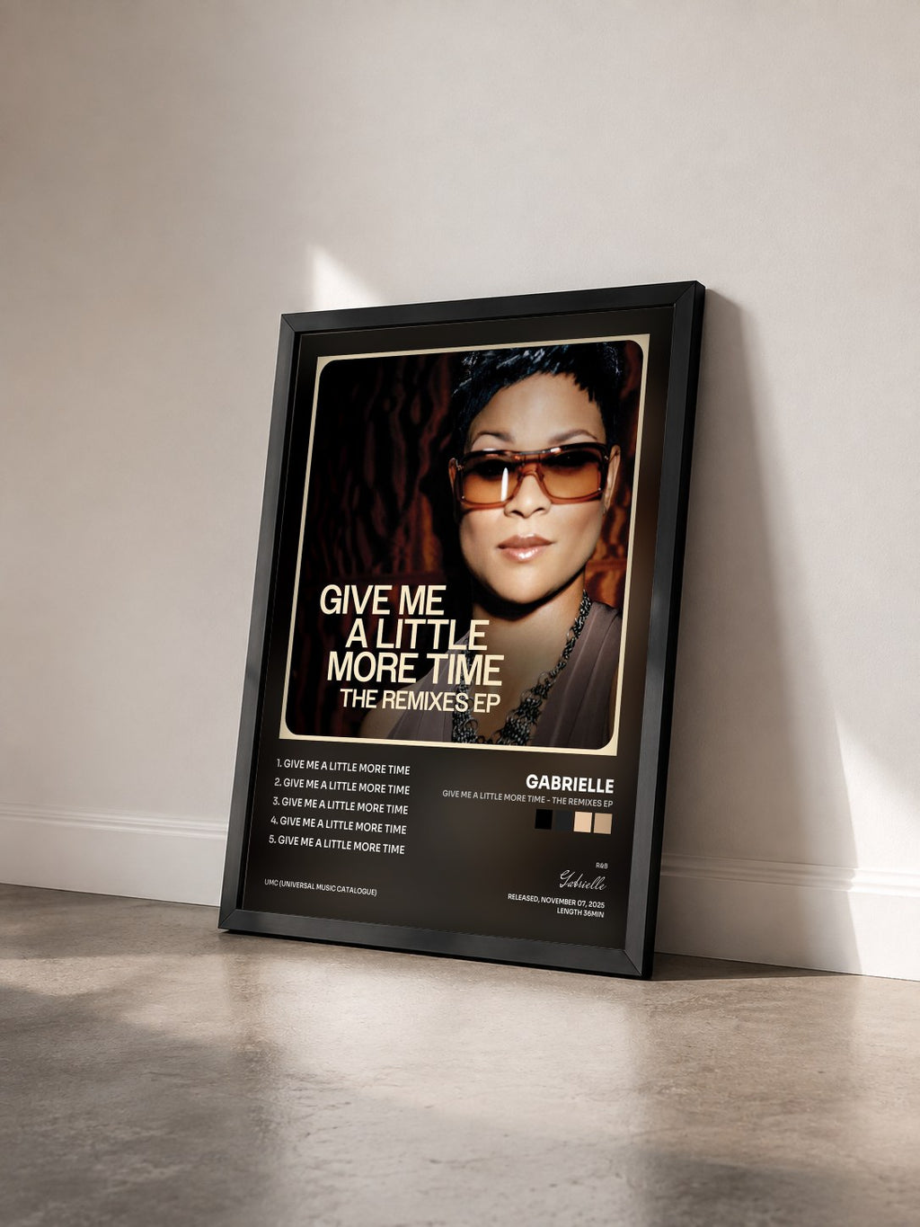 #noir Give Me A Little More Time - The Remixes EP di Gabrielle in stampa incorniciata vista di tre quarti, cornice nera