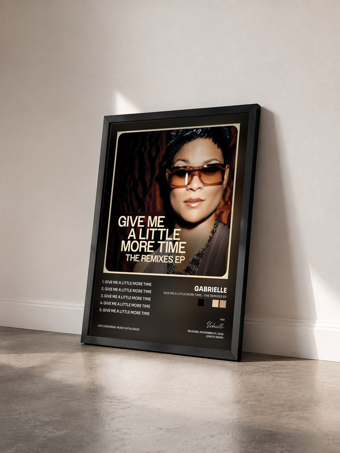 #noir Tableau de l'album Give Me A Little More Time - The Remixes EP de Gabrielle vu de trois quarts, cadre noir
