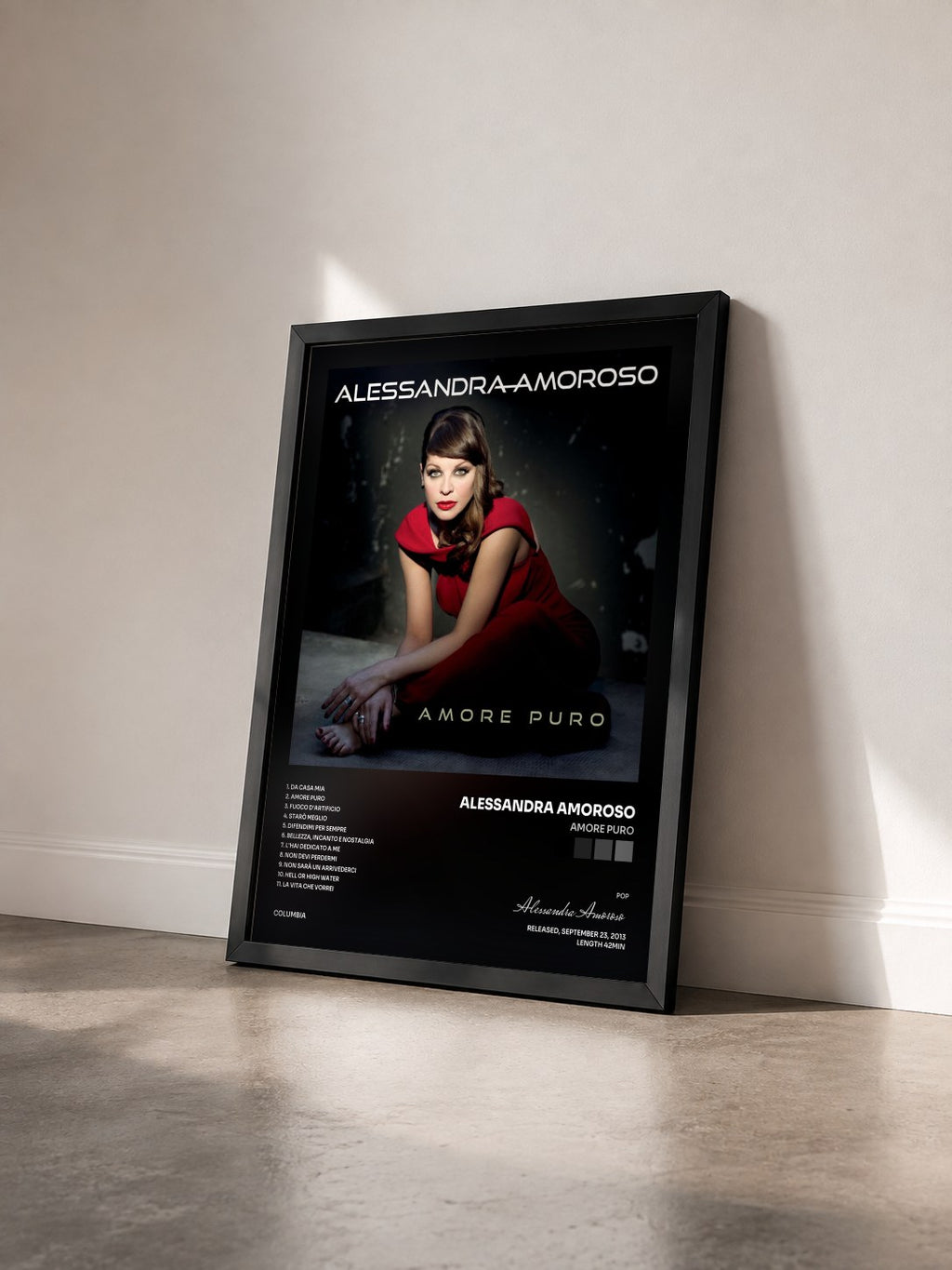 #noir Tableau de l'album Amore Puro de Alessandra Amoroso vu de trois quarts, cadre noir