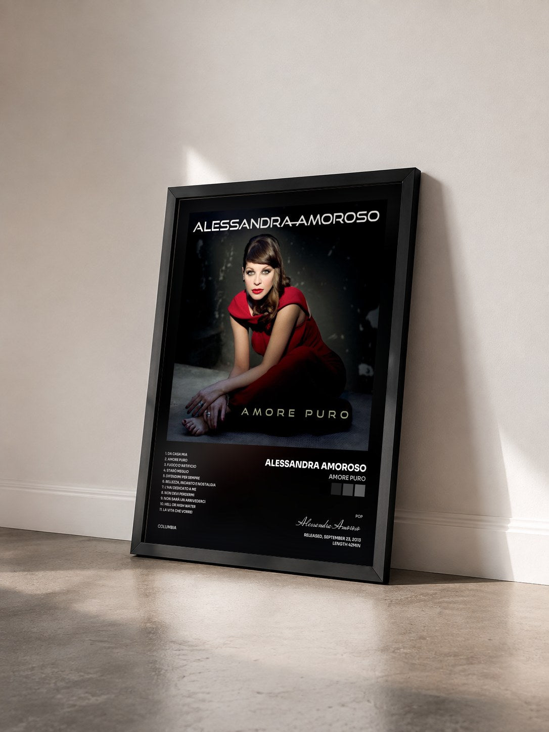 #noir Tableau de l'album Amore Puro de Alessandra Amoroso vu de trois quarts, cadre noir