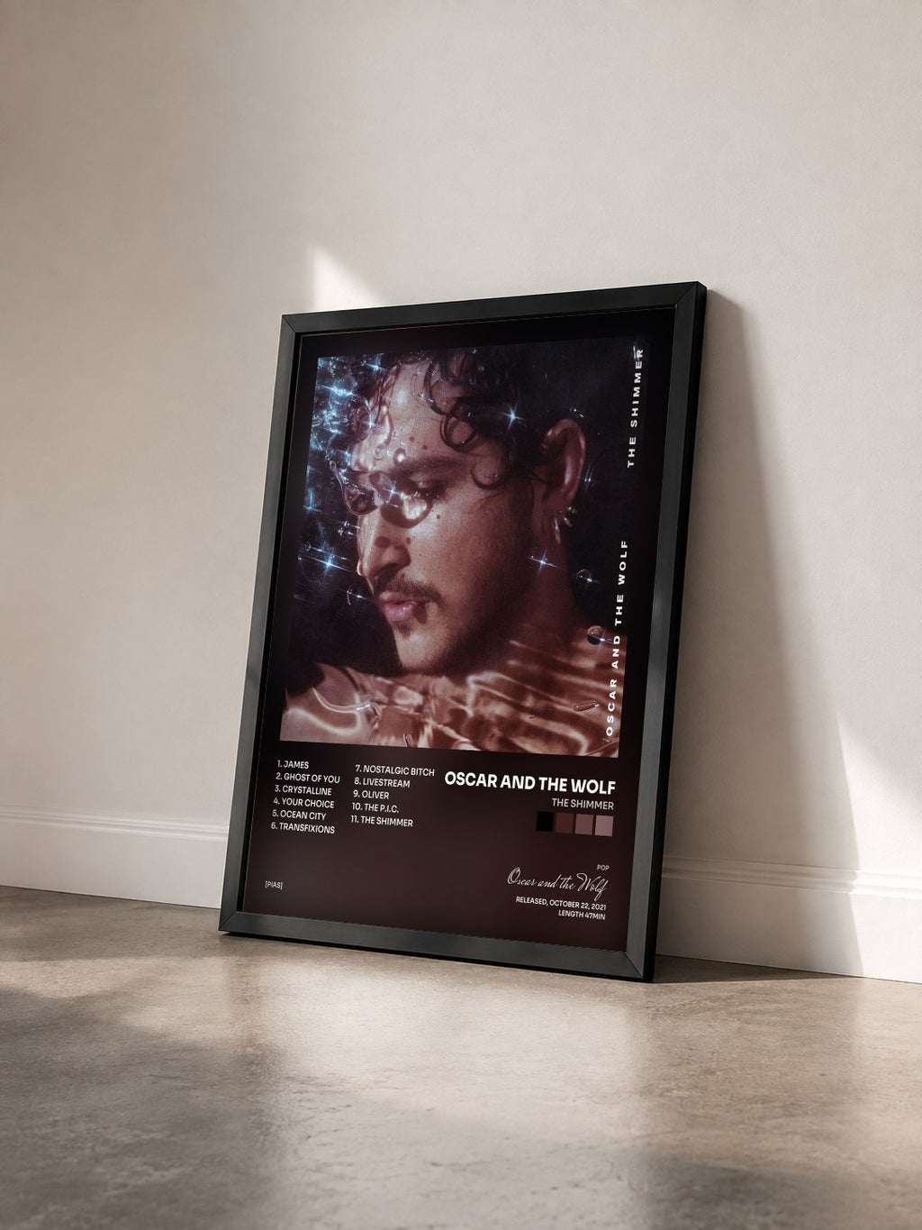 #noir Tableau de l'album The Shimmer de Oscar and the Wolf vu de trois quarts, cadre noir