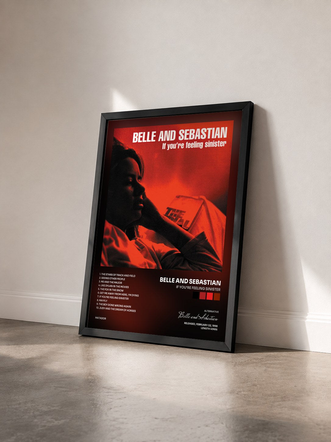 #noir Tableau de l'album If You're Feeling Sinister de Belle and Sebastian vu de trois quarts, cadre noir