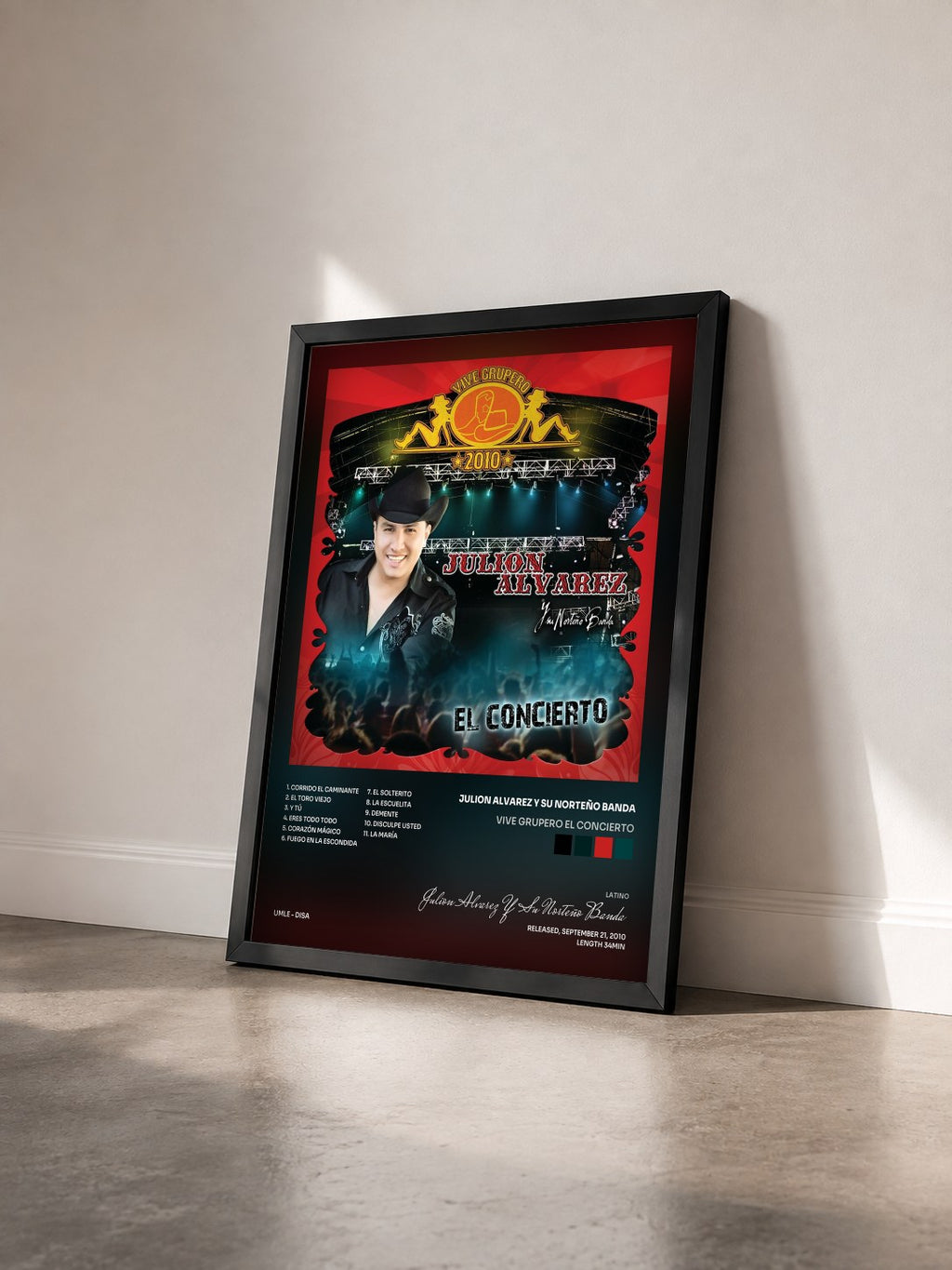 #noir Vive Grupero El Concierto von Julion Alvarez Y Su Norteño Banda als gerahmter Kunstdruck von schräg gesehen, schwarzer Rahmen