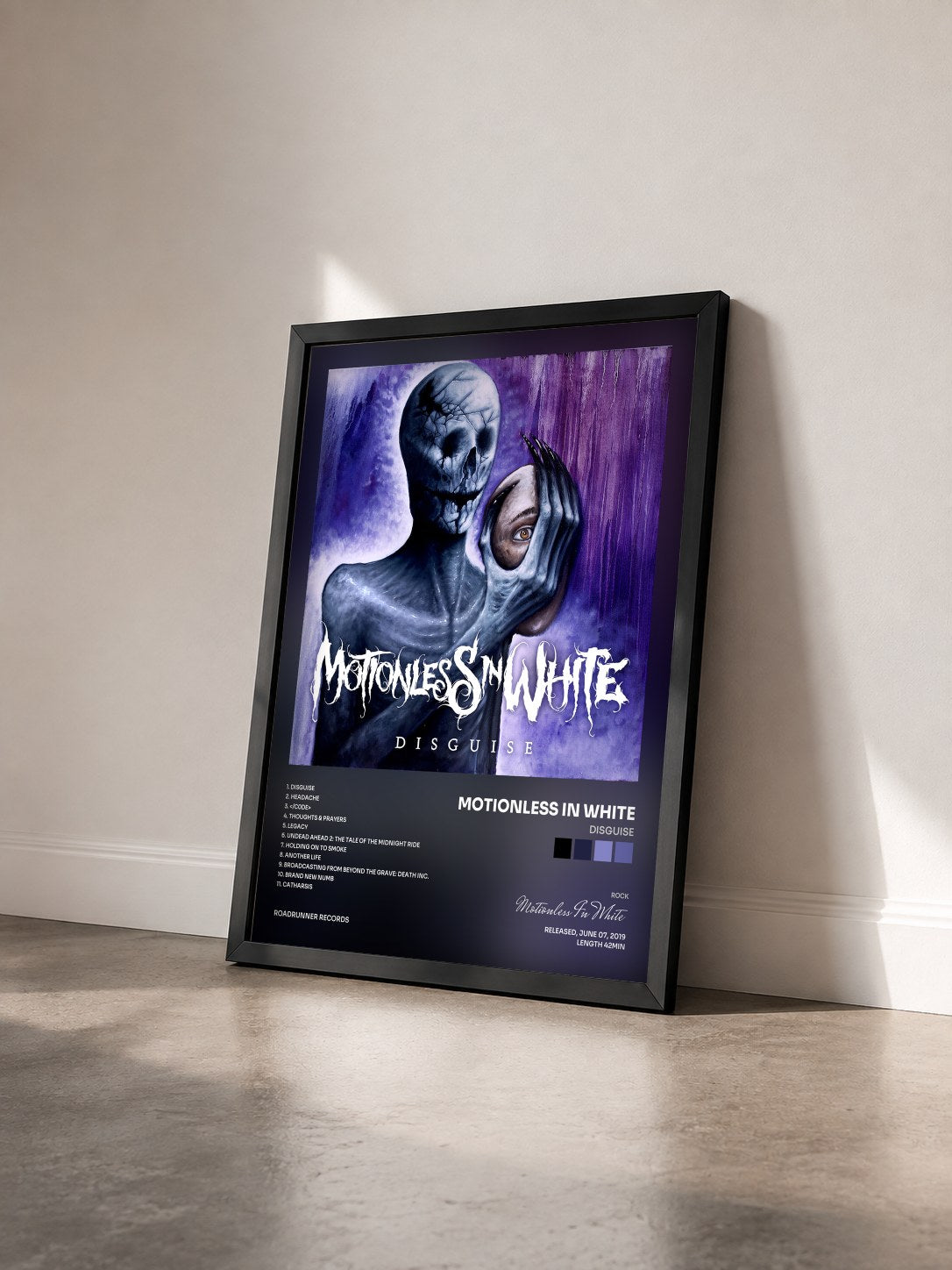 #noir Tableau de l'album Disguise de Motionless In White vu de trois quarts, cadre noir