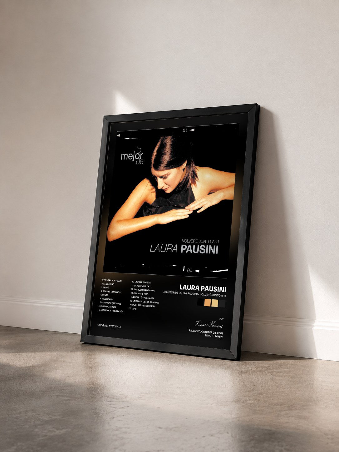 #noir Tableau de l'album Lo mejor de Laura Pausini - Volveré junto a ti de Laura Pausini vu de trois quarts, cadre noir