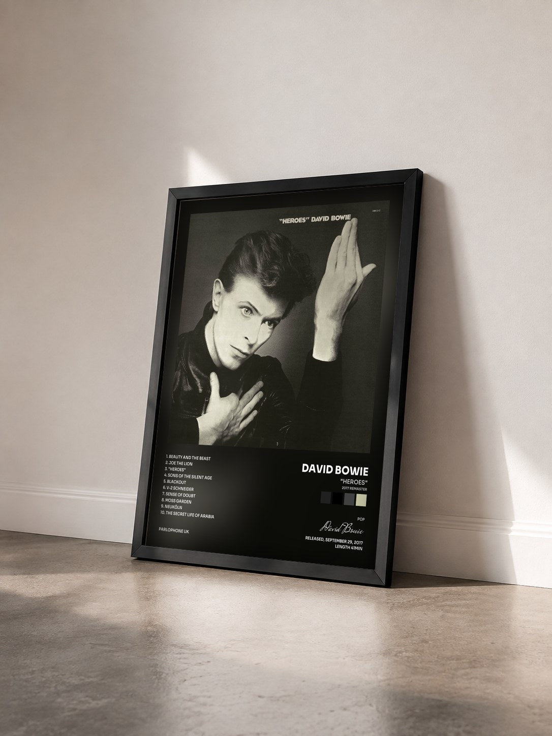 #noir Tableau de l'album "Heroes" (2017 Remaster) de David Bowie vu de trois quarts, cadre noir