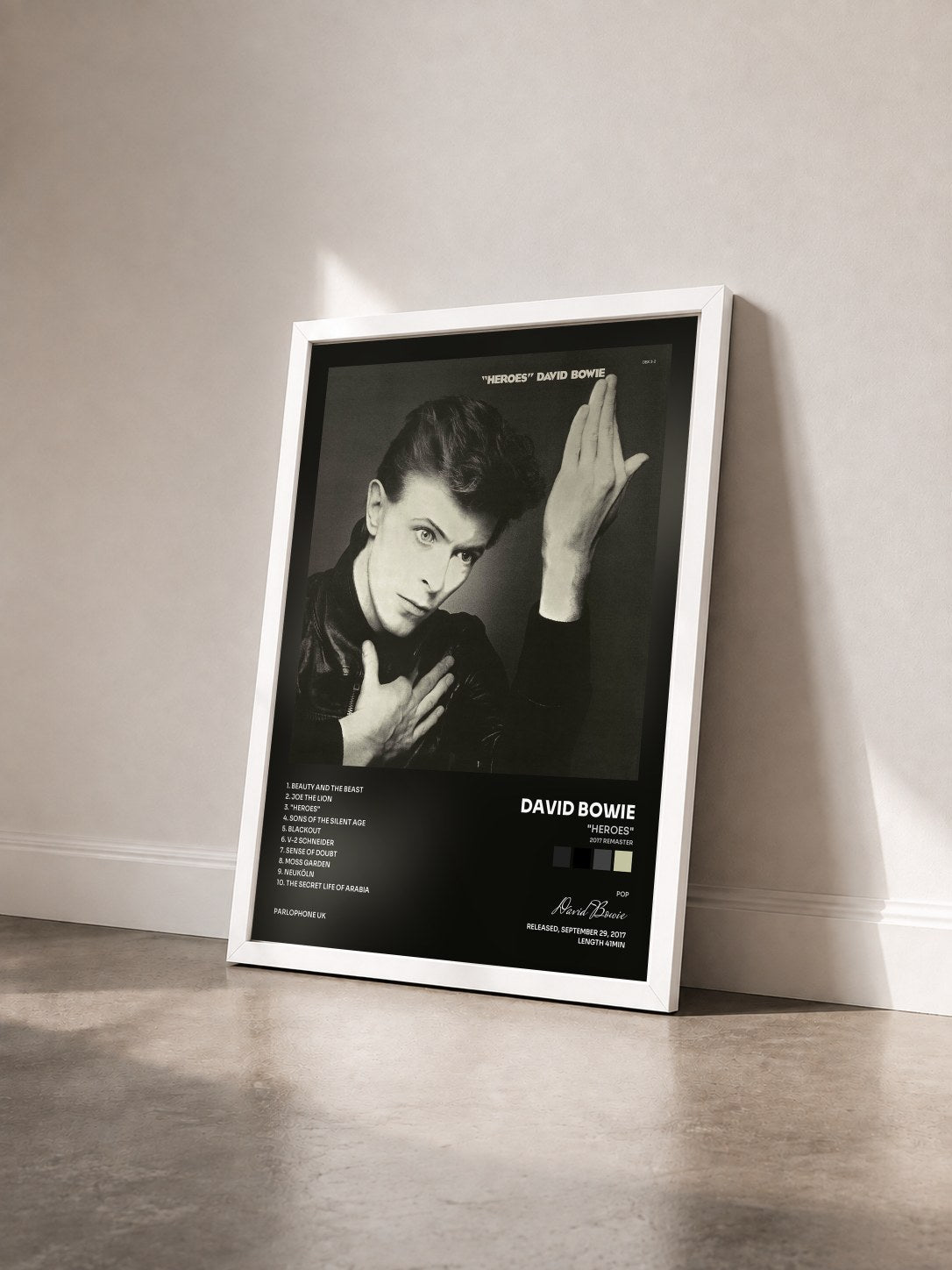 #blanc Tableau de l'album "Heroes" (2017 Remaster) de David Bowie vu de trois quarts, cadre blanc