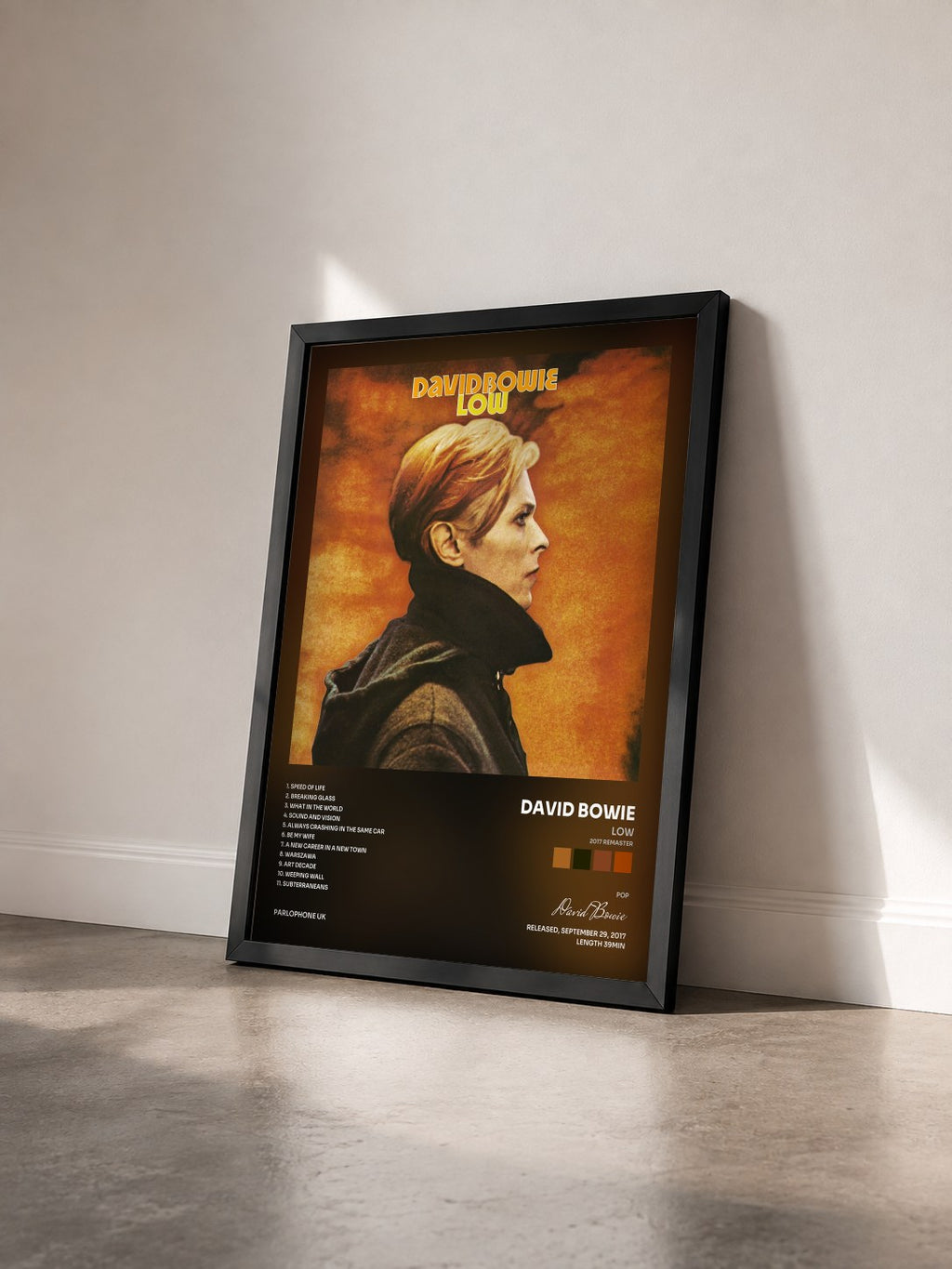 #noir Tableau de l'album Low (2017 Remaster) de David Bowie vu de trois quarts, cadre noir