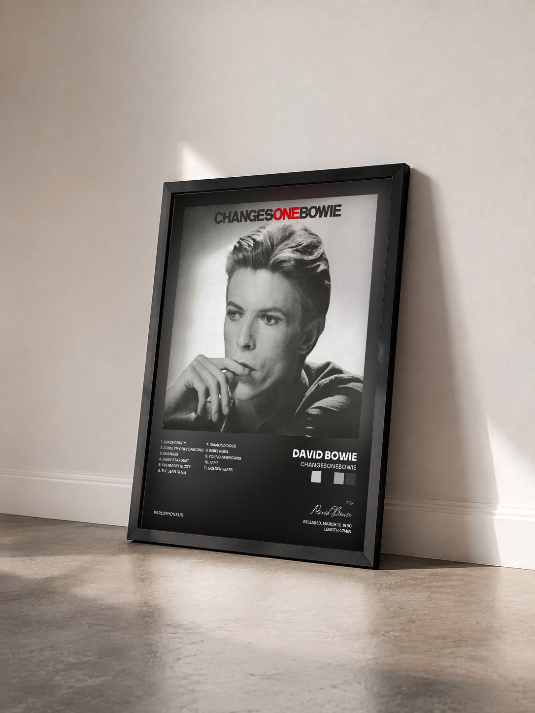 #noir Tableau de l'album ChangesOneBowie de David Bowie vu de trois quarts, cadre noir
