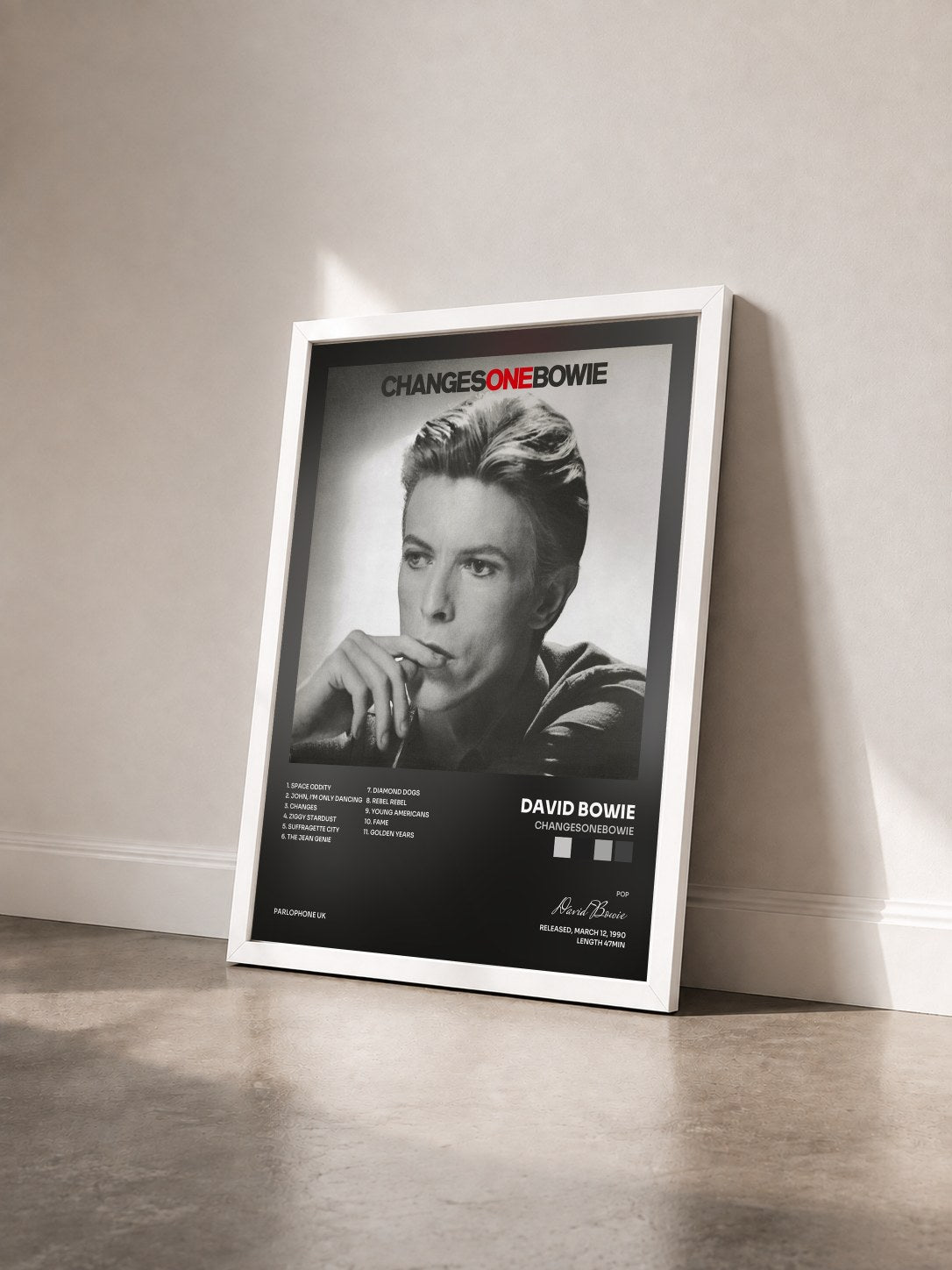 #blanc Tableau de l'album ChangesOneBowie de David Bowie vu de trois quarts, cadre blanc