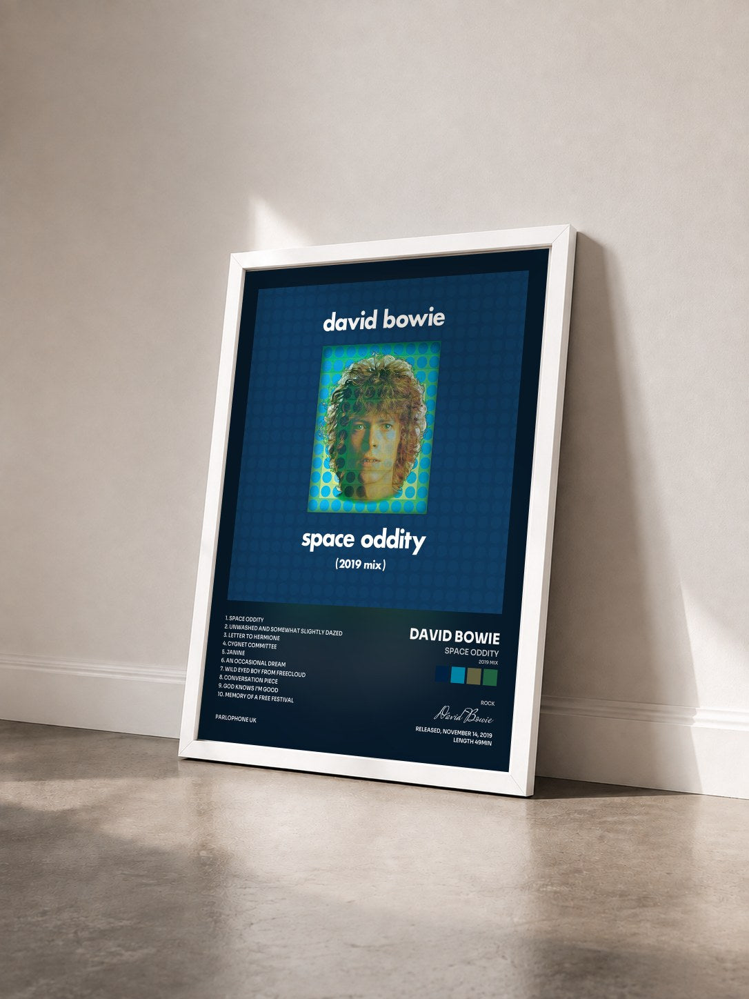 #blanc Tableau de l'album Space Oddity (2019 Mix) de David Bowie vu de trois quarts, cadre blanc
