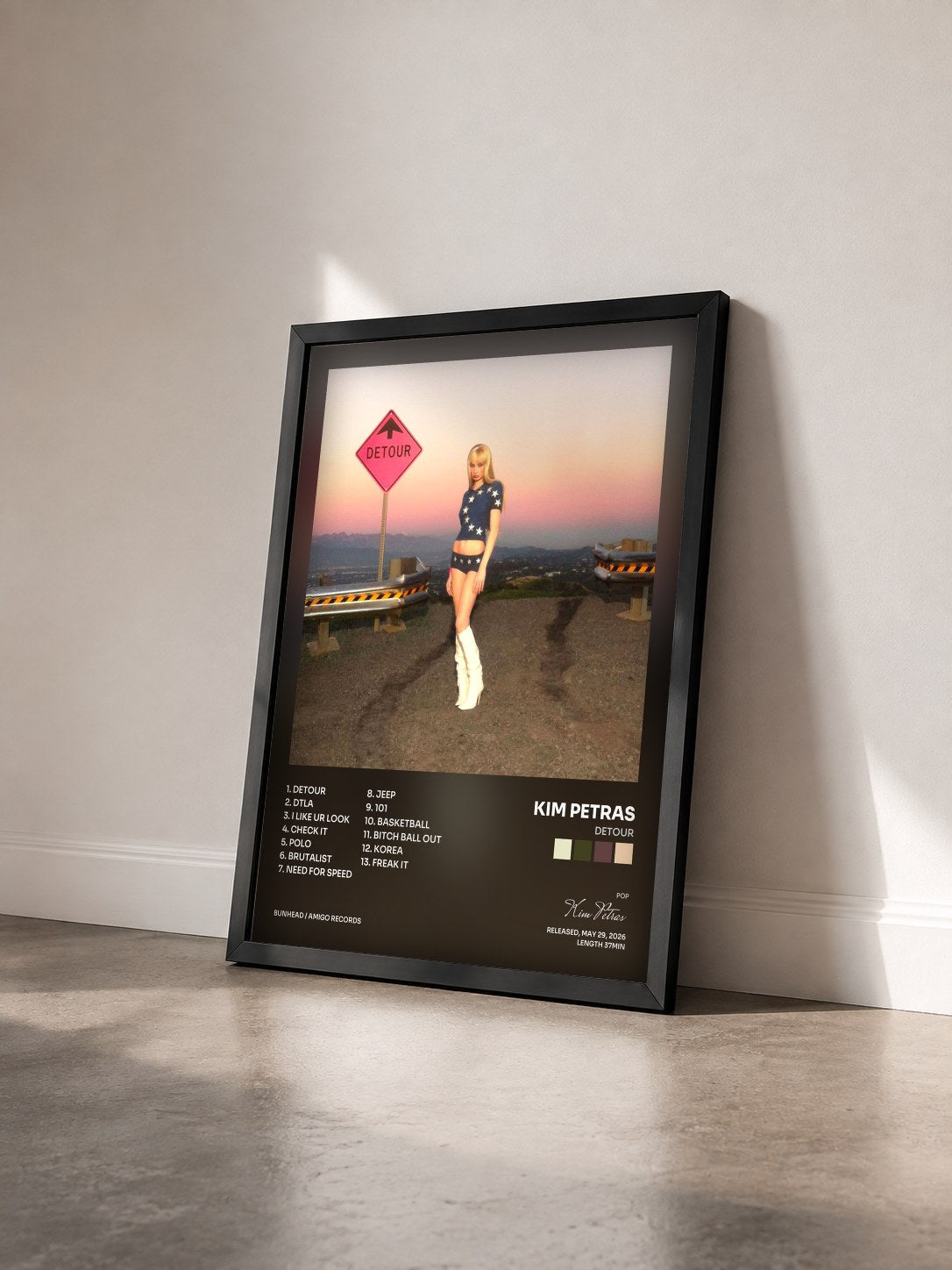 #noir Tableau de l'album Detour de Kim Petras vu de trois quarts, cadre noir