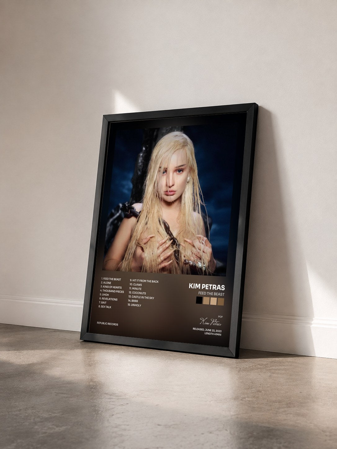 #noir Feed The Beast de Kim Petras en lámina enmarcada vista de tres cuartos, marco negro