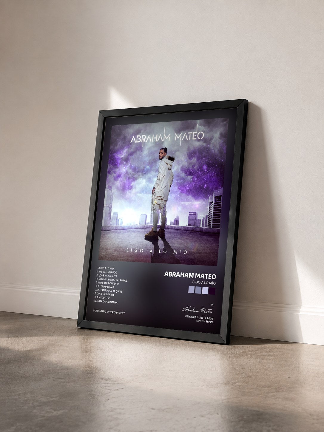 #noir Tableau de l'album Sigo a Lo Mío de Abraham Mateo vu de trois quarts, cadre noir