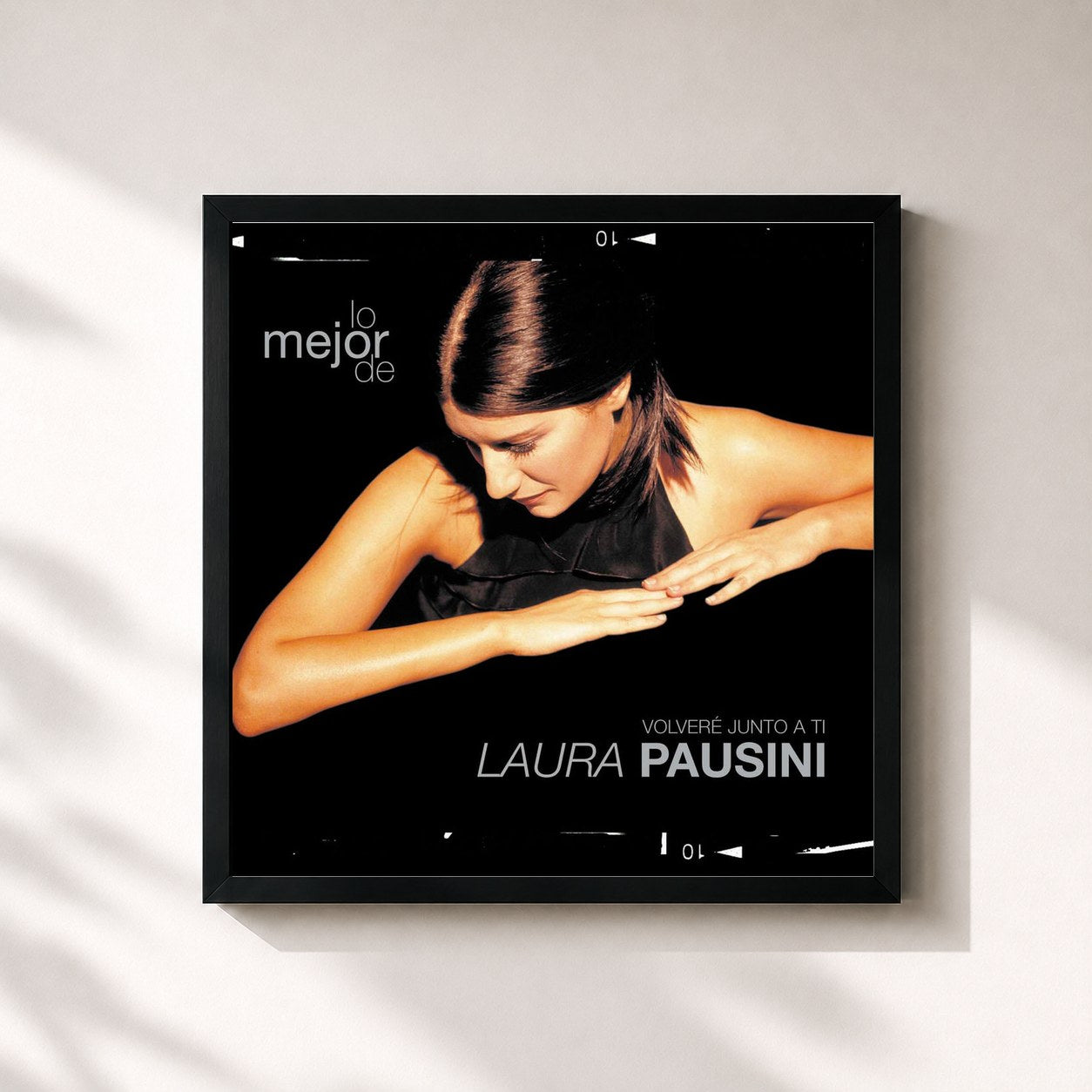 #noir Tableau carré de l'album Lo mejor de Laura Pausini - Volveré junto a ti de Laura Pausini, cadre noir 32x32 cm