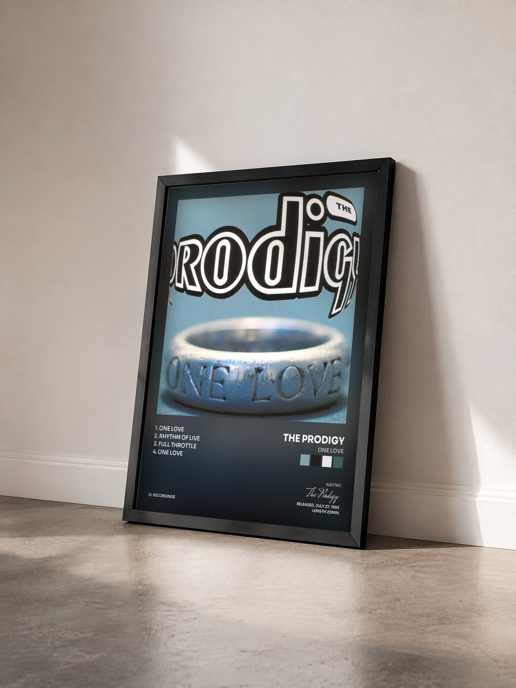 #noir Tableau de l'album One Love de The Prodigy vu de trois quarts, cadre noir