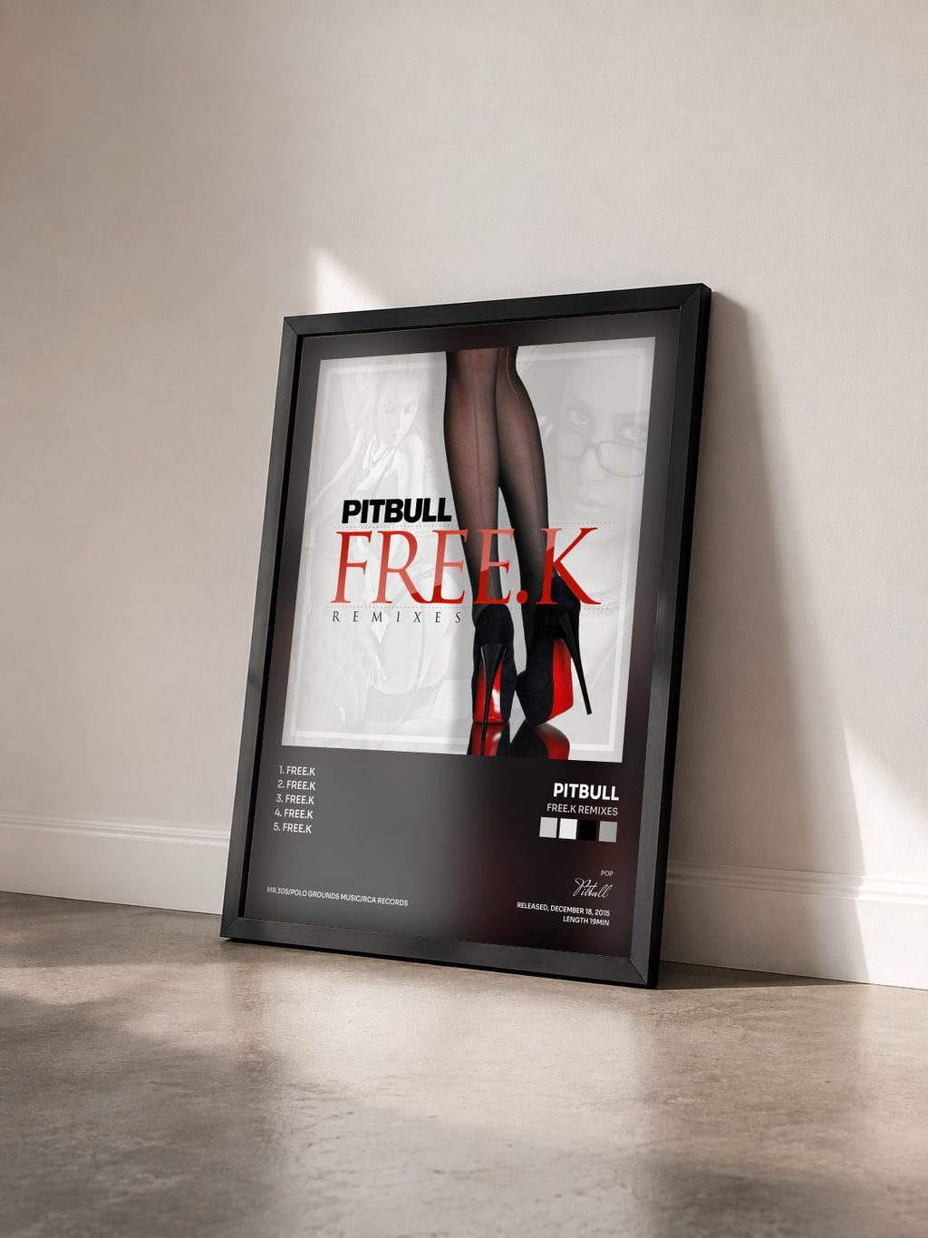 #noir FREE.K Remixes von Pitbull als gerahmter Kunstdruck von schräg gesehen, schwarzer Rahmen