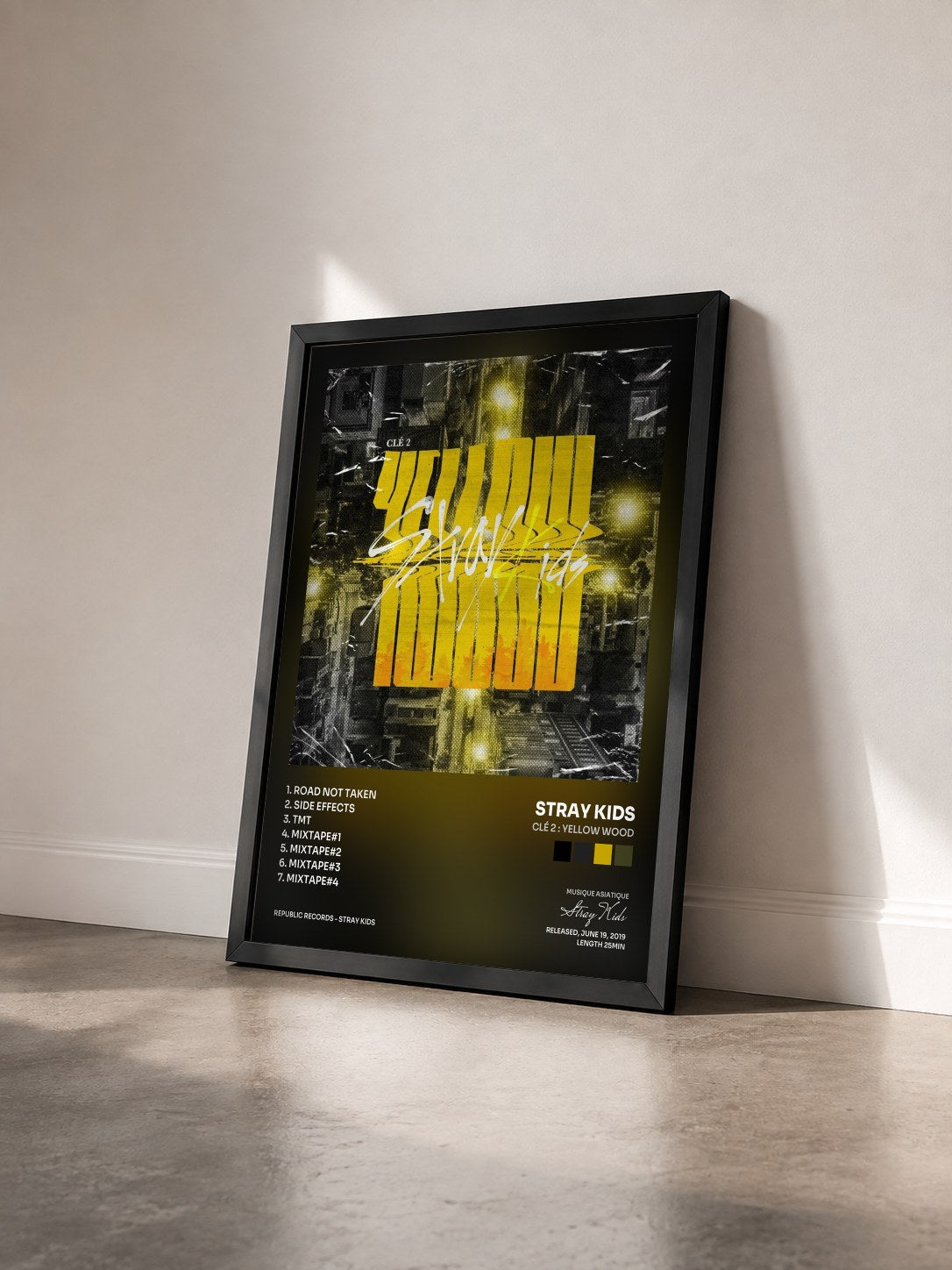 #noir Tableau de l'album Clé 2 : Yellow Wood de Stray Kids vu de trois quarts, cadre noir