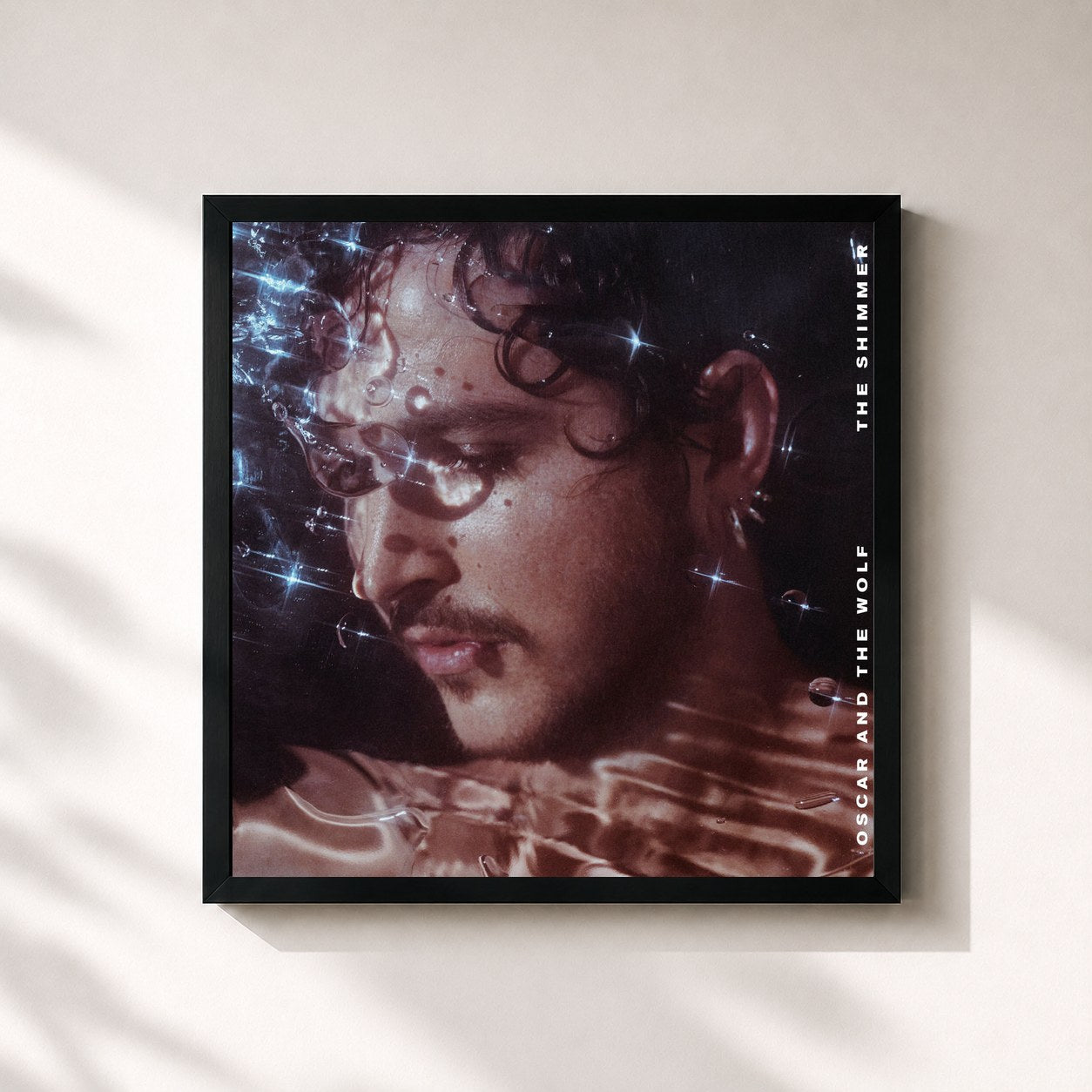 #noir Tableau carré de l'album The Shimmer de Oscar and the Wolf, cadre noir 32x32 cm