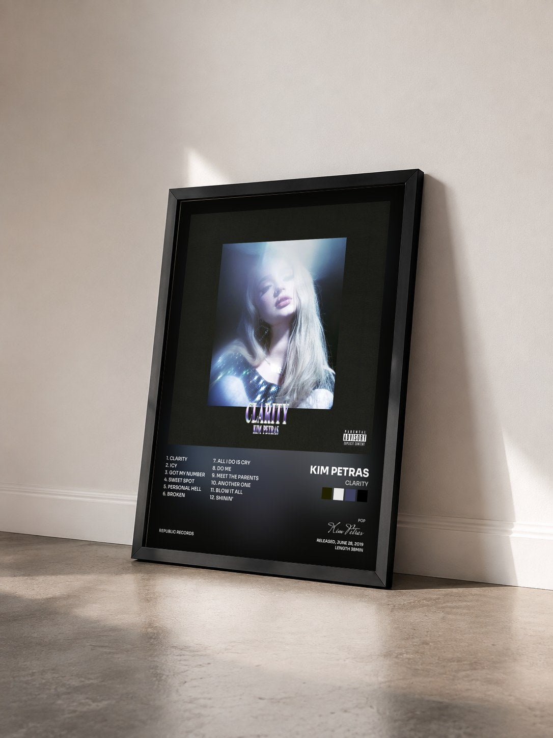 #noir Clarity de Kim Petras en lámina enmarcada vista de tres cuartos, marco negro