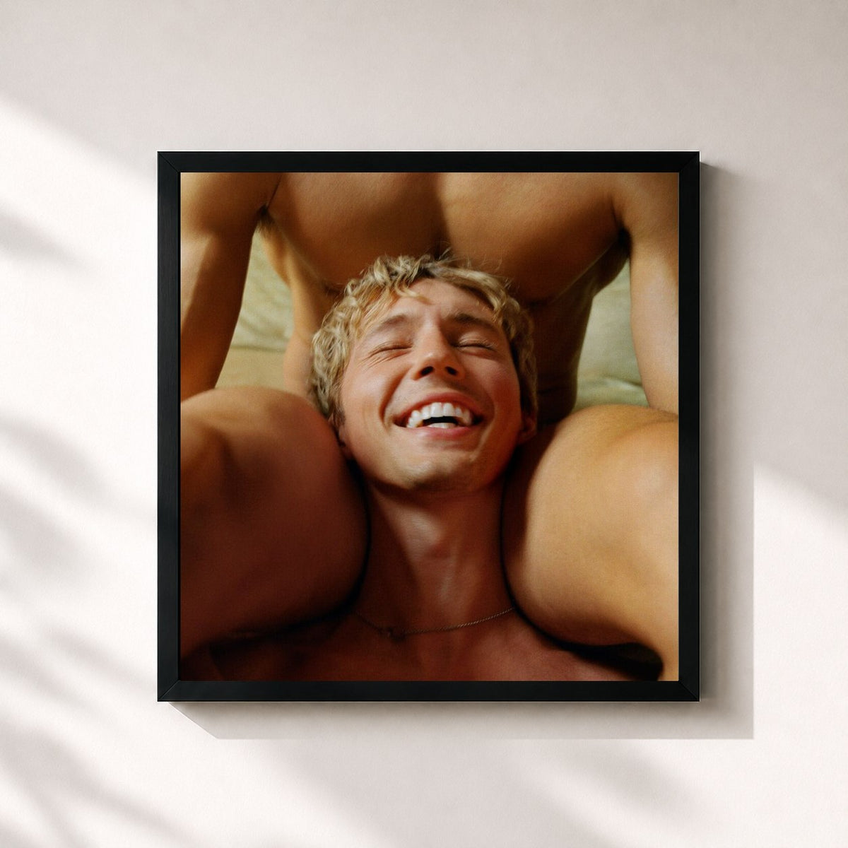 #noir Tableau carré de l'album Something To Give Each Other de Troye Sivan, cadre noir 32x32 cm