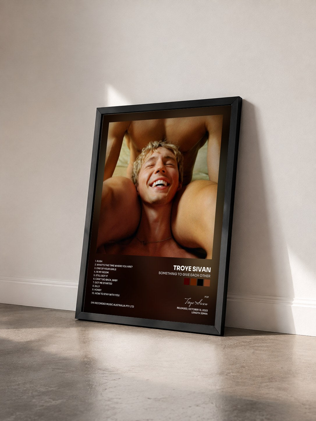 #noir Tableau de l'album Something To Give Each Other de Troye Sivan vu de trois quarts, cadre noir