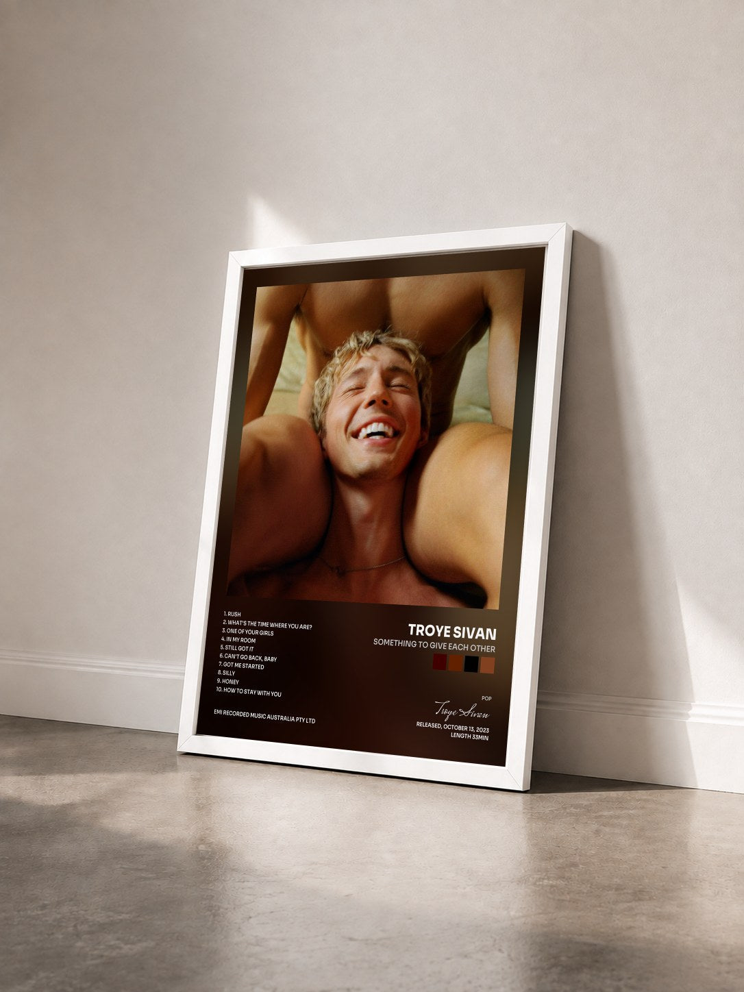 #blanc Tableau de l'album Something To Give Each Other de Troye Sivan vu de trois quarts, cadre blanc