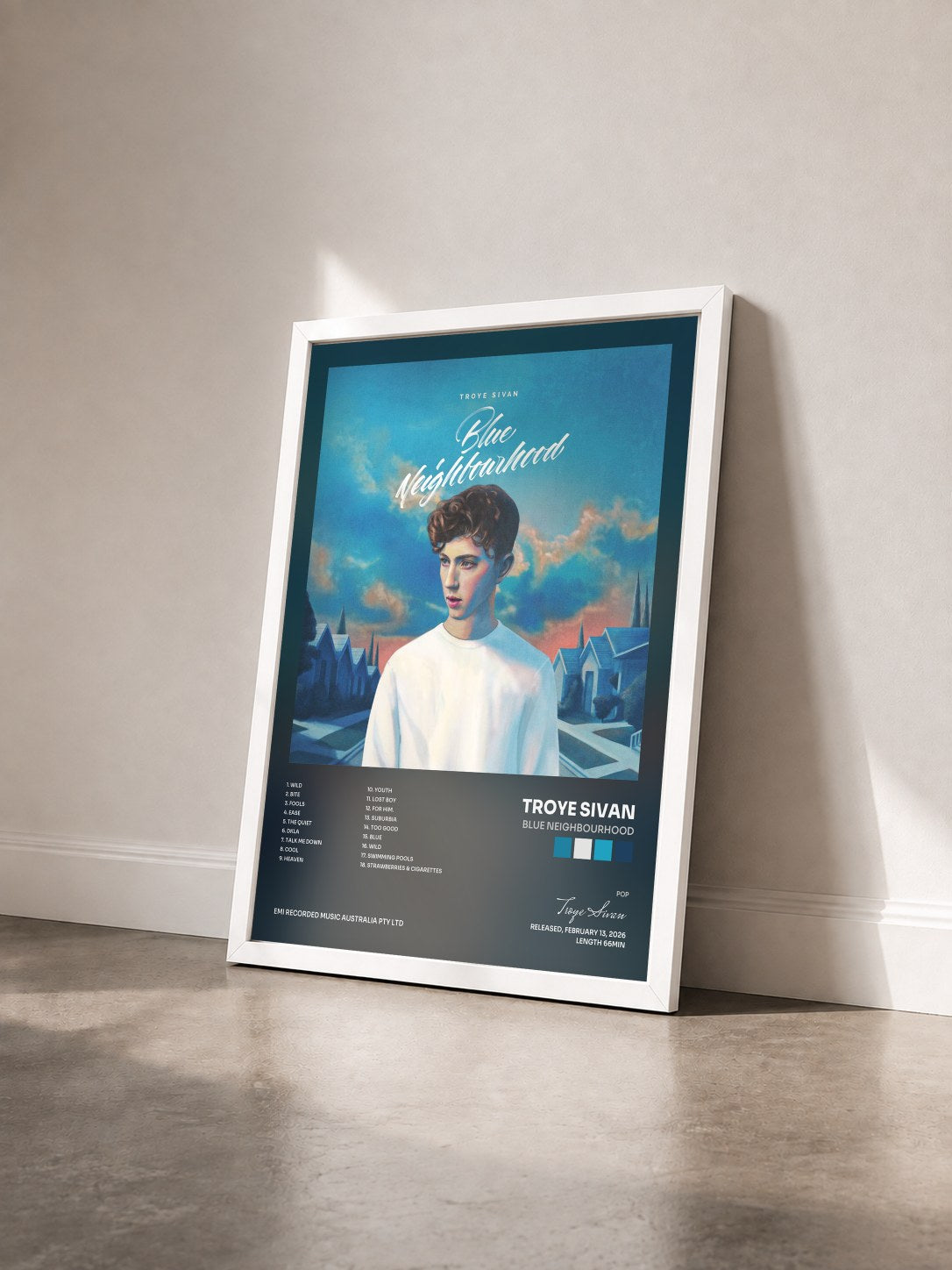 #blanc Tableau de l'album Blue Neighbourhood de Troye Sivan vu de trois quarts, cadre blanc