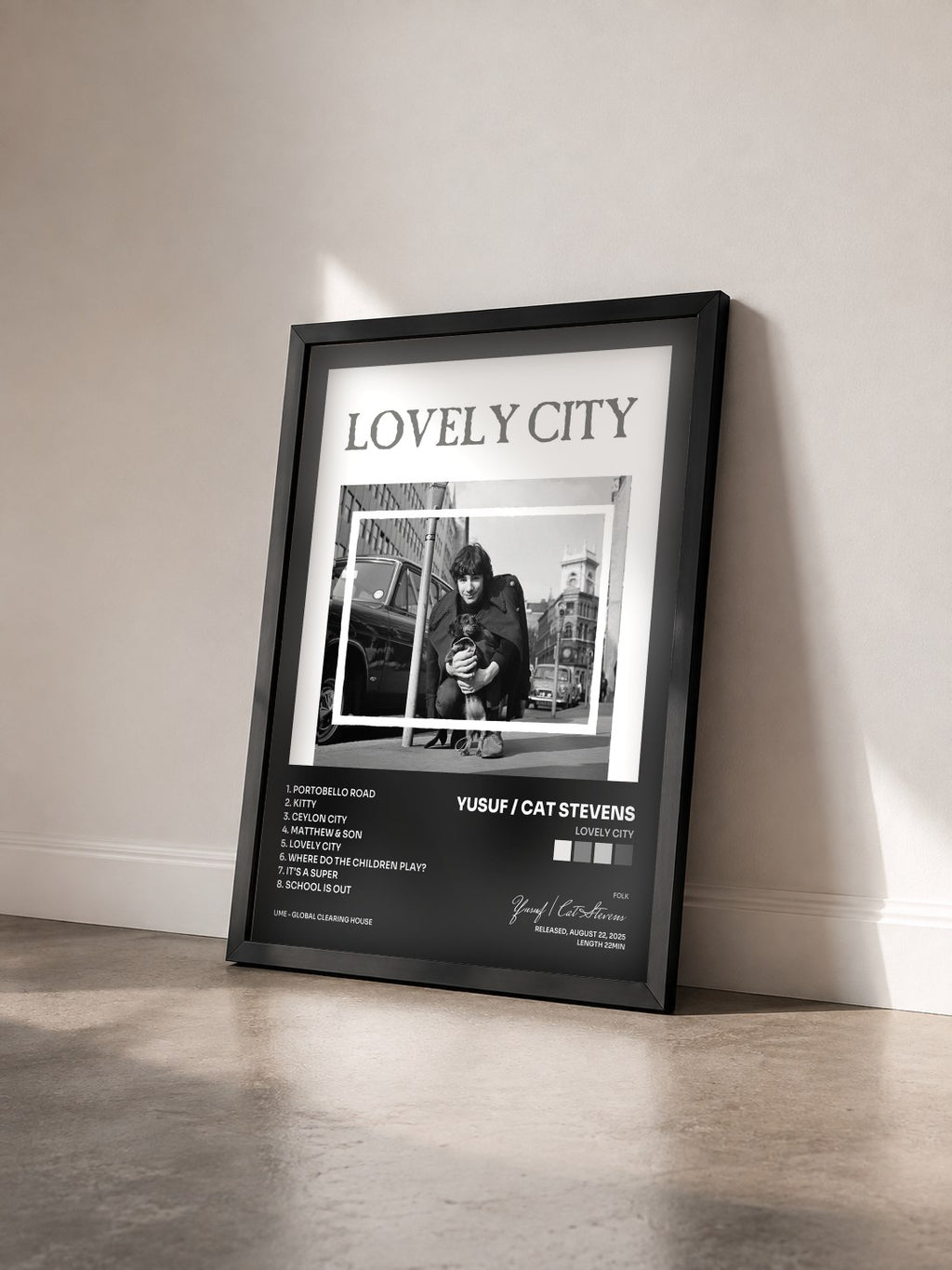 #noir Lovely City von Yusuf / Cat Stevens als gerahmter Kunstdruck von schräg gesehen, schwarzer Rahmen