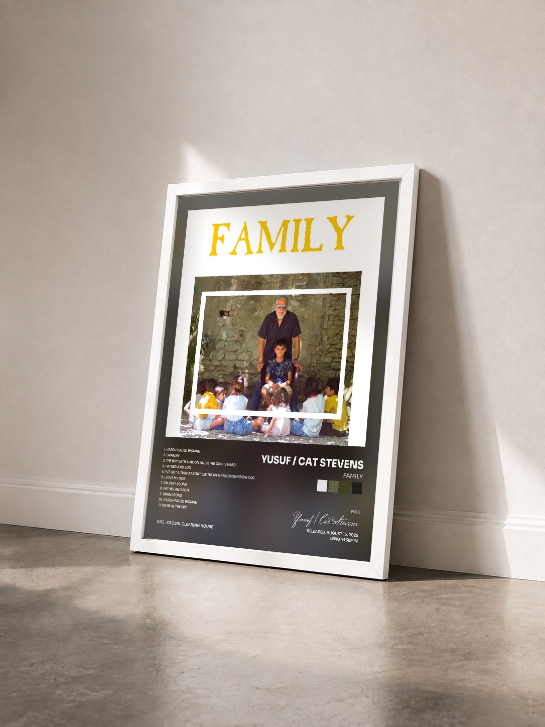 #blanc Tableau de l'album Family de Yusuf / Cat Stevens vu de trois quarts, cadre blanc