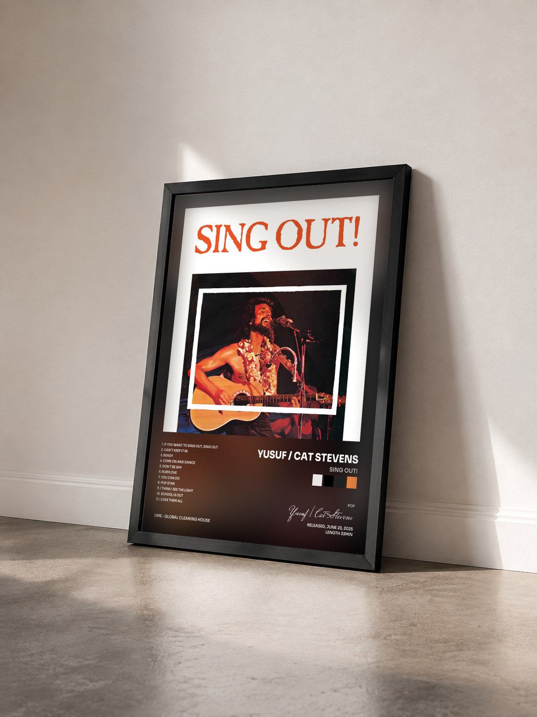 #noir Tableau de l'album Sing Out! de Yusuf / Cat Stevens vu de trois quarts, cadre noir