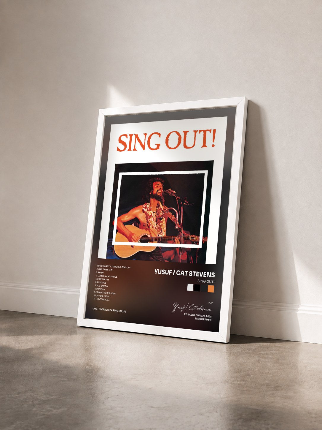 #blanc Tableau de l'album Sing Out! de Yusuf / Cat Stevens vu de trois quarts, cadre blanc
