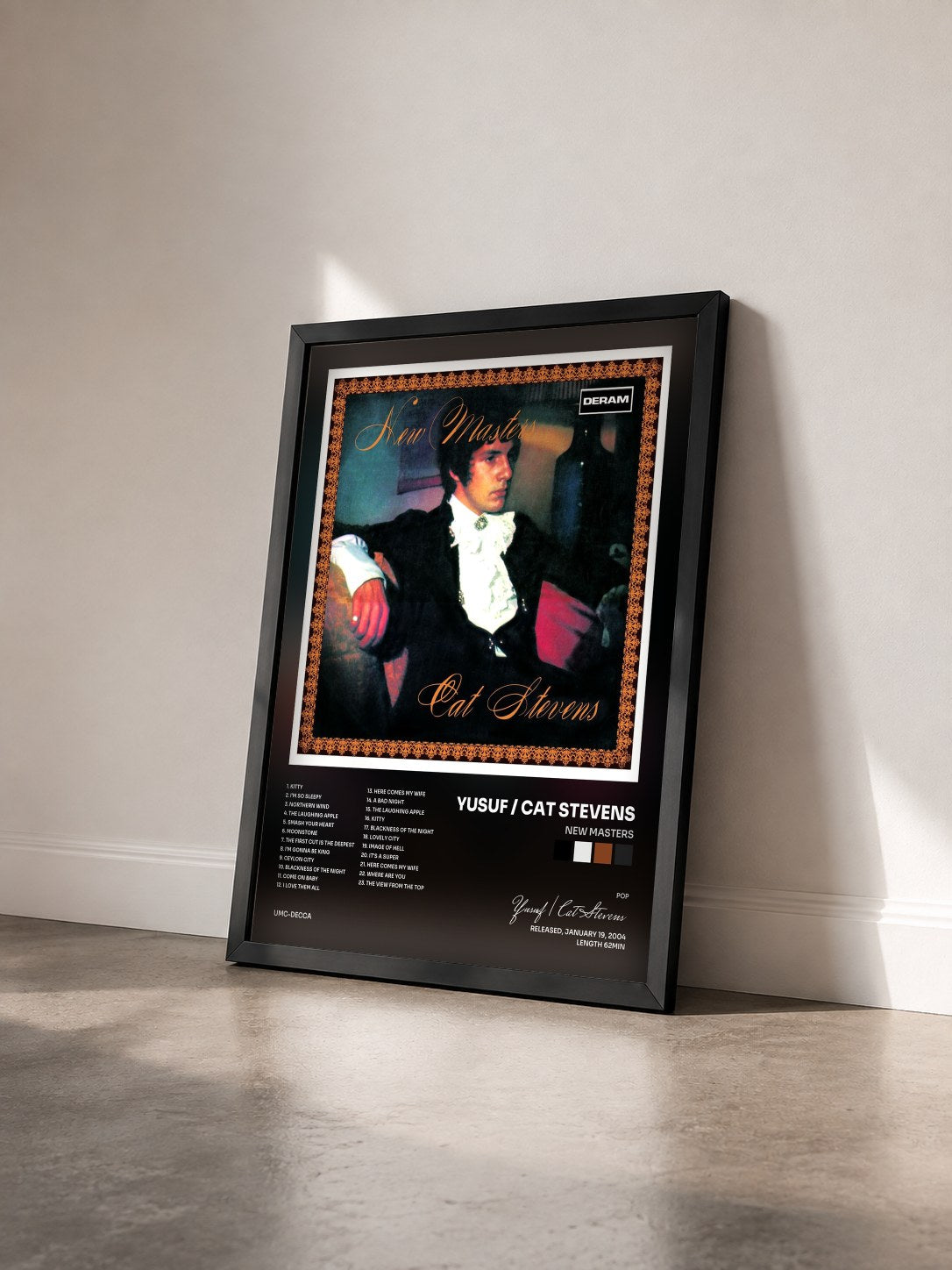 #noir Tableau de l'album New Masters de Yusuf / Cat Stevens vu de trois quarts, cadre noir